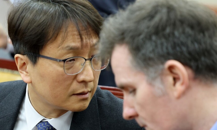 박대준 쿠팡 대표이사와 브랫 매티스 쿠팡 최고정보보호 책임자가 지난 2일 서울 영등포구 국회에서 열린 과학기술정보방송통신위원회의 쿠팡 개인정보 유출 사고 관련 현안질의에 출석해 대화를 나누고 있다.연합뉴스