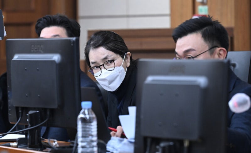 <b>김건희</b>, ‘마지막’ <b>특검 출석</b>…관저 이전·로저비비에 가방 등 조사