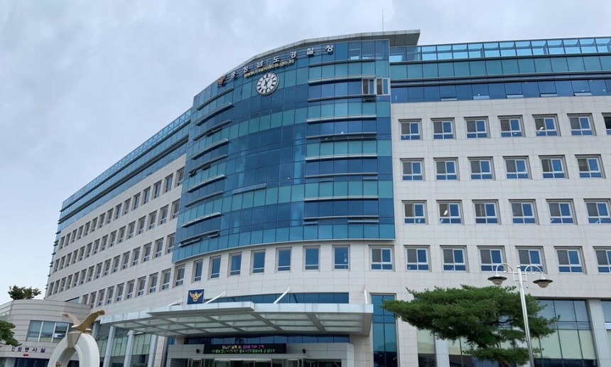 충남경찰청은 11일 누리집을 통해 지난 4일 천안시 서북구의 한 아파트에서 발생한 층간소음 살인 등 사건 피의자가 양민준(47)씨라고 신상정보를 공개했다.송인걸 기자