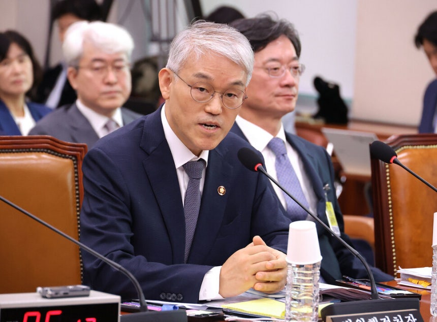 천대엽 법원행정처장이 지난 10월13일 서울 여의도 국회에서 열린 대법원 등에 대한 법제사법위원회 국정감사에서 추미애 위원장에게 조희대 대법원장의 이석을 요구하고 있다. 연합뉴스