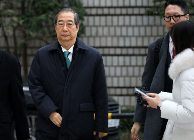 내란 우두머리 방조 혐의를 받는 한덕수 전 국무총리가 지난달 26일 서울중앙지법에서 열린 1심 결심 공판에 출석하고 있다.류우종 선임기자 