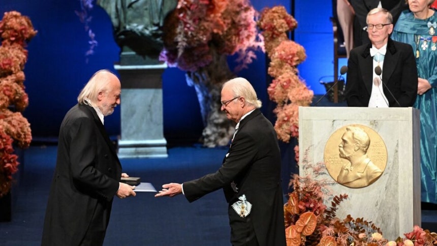10일 오후(현지 시각) 스웨덴 스톡홀름 콘서트홀에서 열린 노벨상 시상식에서 헝가리 작가 크러스너호르커이 라슬로(71, 왼쪽)가 스웨덴 국왕 칼 구스타브 16세로부터 메달과 증서를
