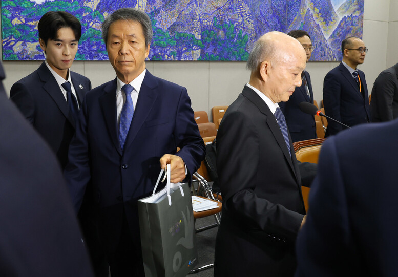 김용원 인권위 상임위원(왼쪽)이 지난달 5일 서울 여의도 국회에서 열린 운영위원회의 국가인권위원회에 대한 국정감사에서 안창호 위원장(오른쪽)의 대표 증인선서 시간에 별도로 하겠다며 의사진행을 방해해 퇴장 조치당하고 