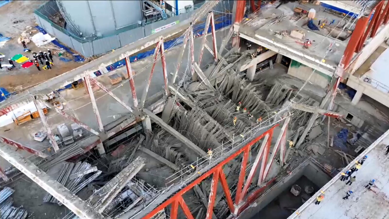 광주광역시 서구 치평동 옛 상무소각장 자리에서 진행되던 건물이 무너져 119구조대원들이 매몰 노동자들을 찾고 있다.광주시 소방안전본부 제공