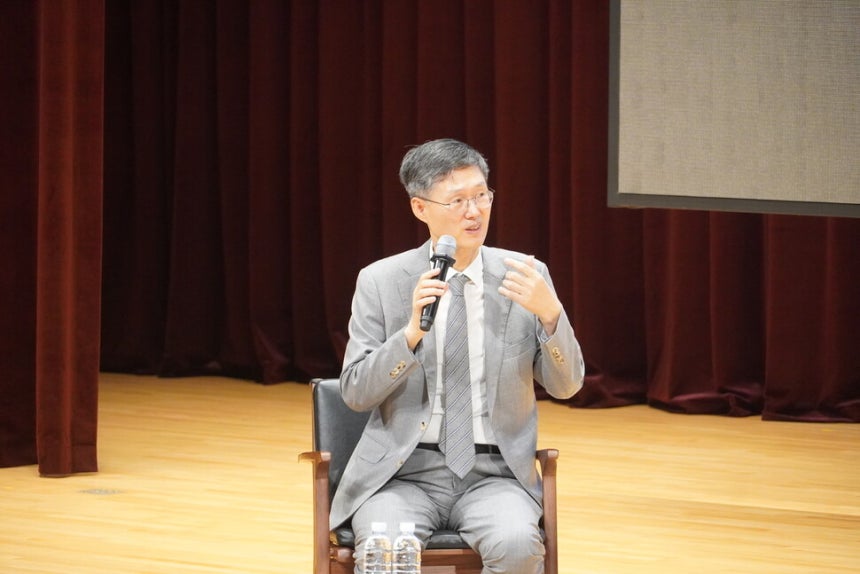 지난 9월20일 경남 진주시 진주문고와 김영사가 함께 연‘호의에 대하여’북토크에서 문형배 전 헌법재판소 재판관이 이야기를 하고 있다.진주문고 제공