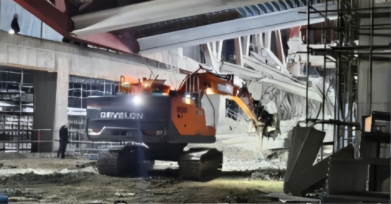 13일 광주대표도서관 붕괴사고 현장에서 119구조대원들이 매몰 노동자를 찾기 위해 굴살기로 잔해물을 치우고 있다.광주시 소방안전본부 제공