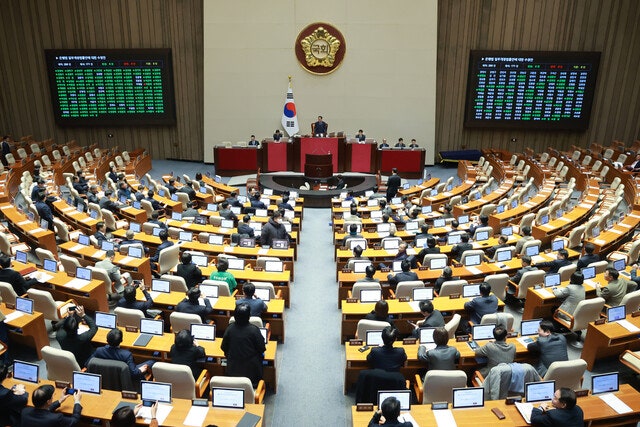 ‘서민 부담 경감’ <b>은행법 개정안</b>, 본회의 <b>통과</b>…국힘, 표결 불참
