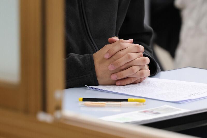 2026학년도 대학수학능력시험일인 지난달 13일 서울 종로구 경복고등학교에 마련된 고사장에서 수험생이 시험 시작을 준비하고 있다.연합