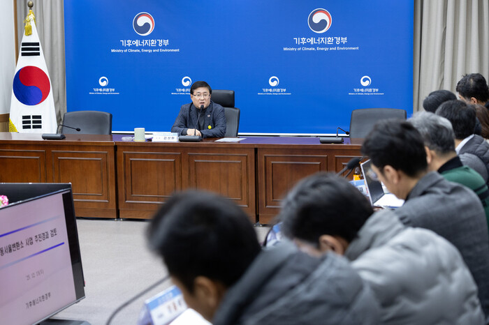 김성환 기후에너지환경부장관이 13일 서울 서초구 한강홍수통제소에서 동서울변환소 관련 하남시 주민들과 두 번째 간담회를 진행하고 있다.기후에너지환경부 제공