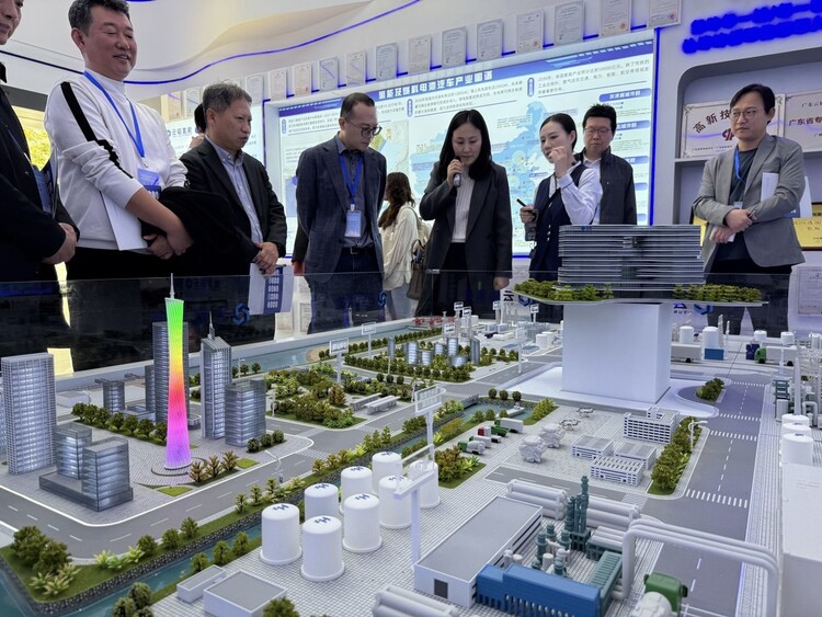 글로벌혁신센터(KIC 중국) 기업 탐방에 참석한 한국 기업과 관계자들이 9일 중국 광둥성 광저우 윈타오수소에서 자사 제품과 서비스에 대한 설명을 듣고 있다.광저우/이정연 특파원