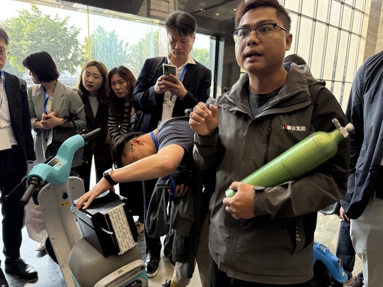 글로벌혁신센터(KIC 중국) 기업 탐방에 참석한 한국 기업가들과 관계자들이 8일 중국 광둥성 포산에서 판예수소에너지를 찾아 수소 연료전지를 쓰는 전동차에 대한 설명을 듣고 있다.포산/이정연 특파원