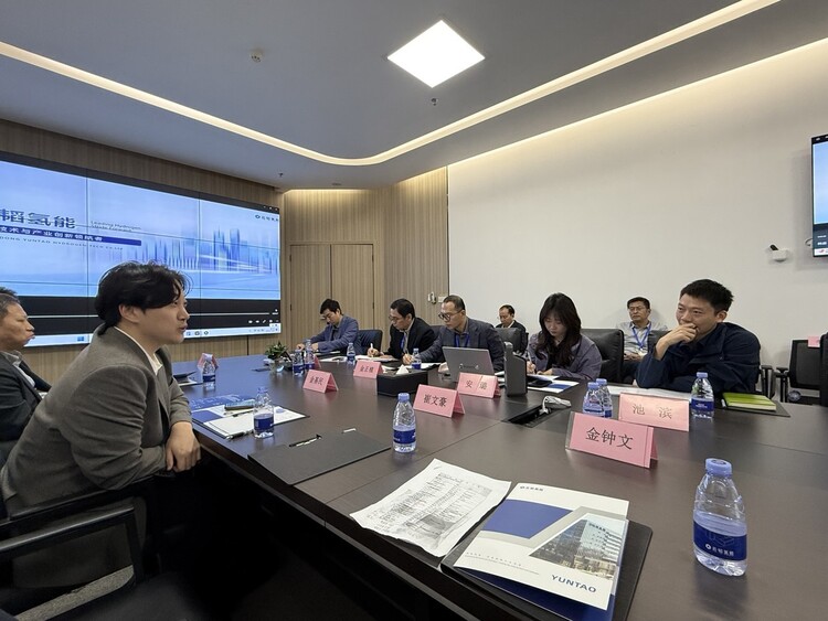 9일 중국 광둥성 광저우에 있는 윈타오수소 본사에서 한국 기업가들과 윈타오수소 연구개발팀이이 대화를 나누고 있다.광저우/이정연 특파원