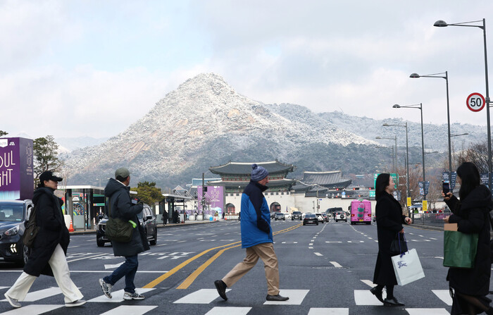 14일 서울 광화문광장에서 바라본 북악산이 전날 내린 눈으로 하얗게 덮여 있다.연합뉴스
