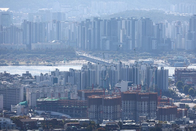 대출 어렵자 ‘퇴직연금’ 헐어 집 샀다…지난해 중도인출 최대