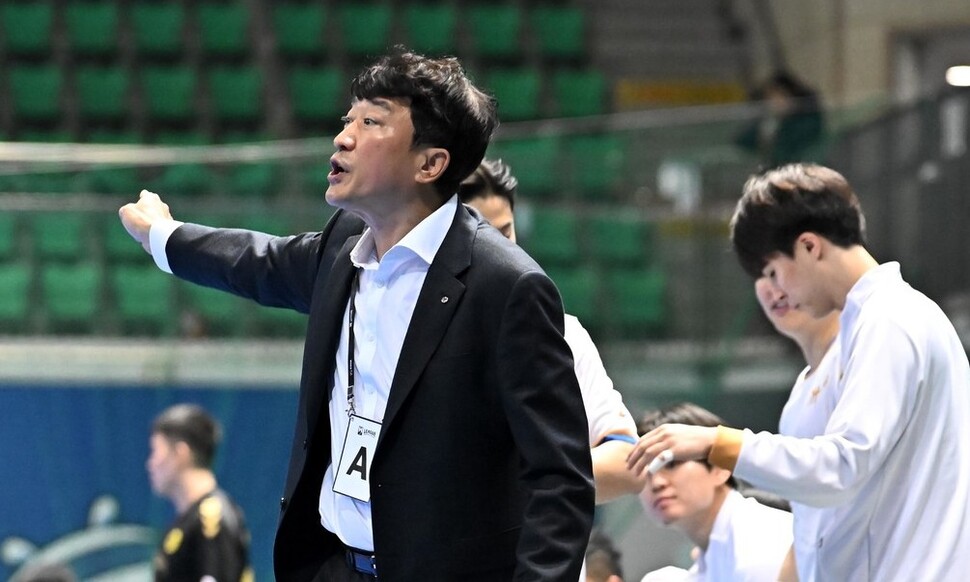 “수비도 공격적”인 장인익의 핸드볼…‘두산 불패’ 흔든다