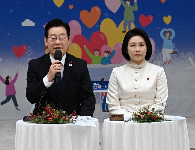 이 <b>대통령</b>, <b>기부</b>·나눔<b>단체 초청</b>…“‘성냥팔이 소녀’처럼 세상이 잔인...