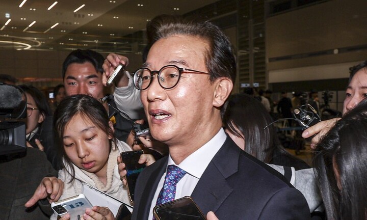 통일교 금품 수수 의혹에 연루된 전재수 해양수산부 장관이 11일 인천국제공항 제2여객터미널에서 사의를 표명한 뒤 이동하고 있다.공동취재사진