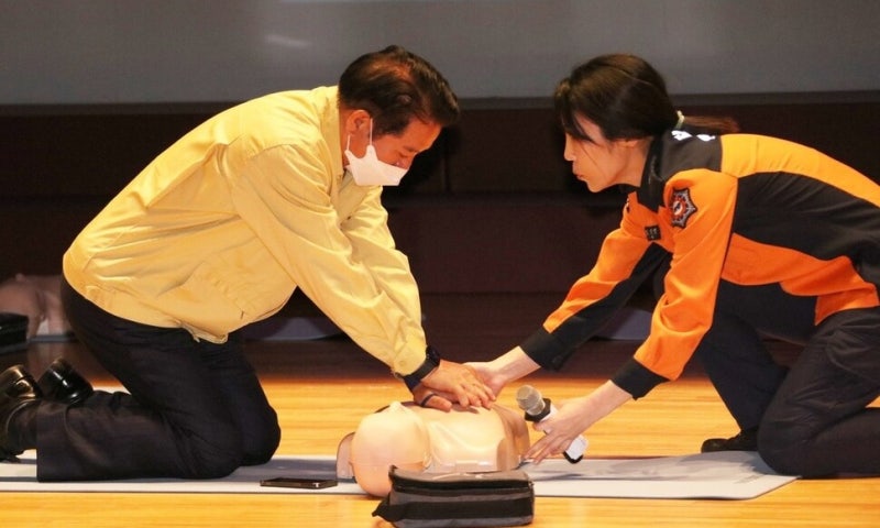 골프연습장서 심정지 김성제 의왕시장, 안양시 공무원이 심폐소생술