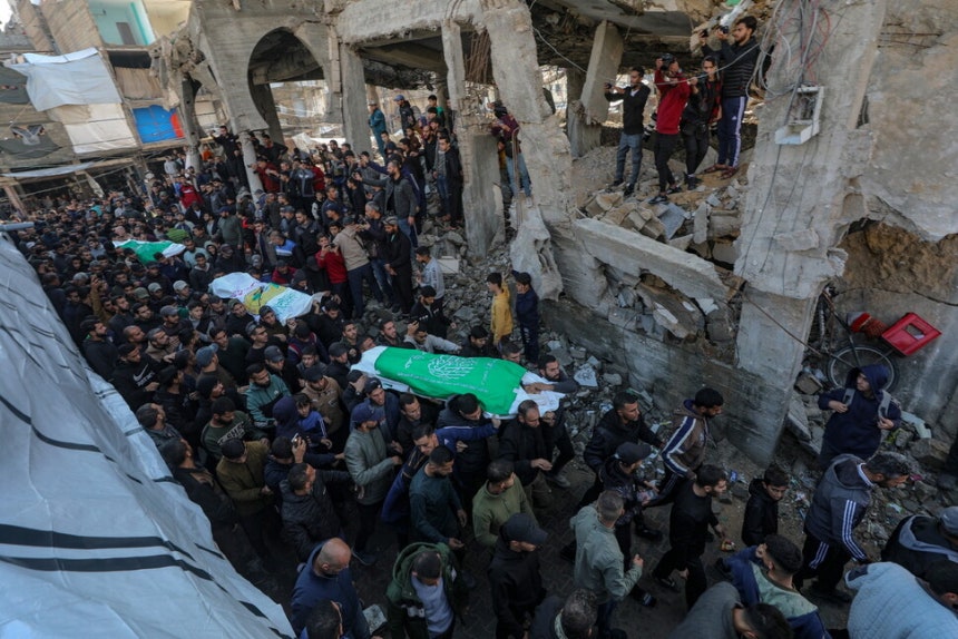 14일(현지시각) 가자지구 가자시티 샤티 난민 캠프에서 팔레스타인 주민들이 하마스의 무장단체 알카삼여단의 고위급 사령관 라에드 사에드의 관을 옮기고 있다.EPA 연합뉴스