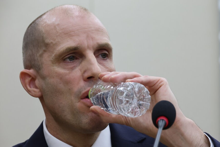 17일 서울 여의도 국회 과학기술정보방송통신위원회에서 열린 쿠팡 침해사고 관련 청문회에 출석한 해롤드 로저스 쿠팡 대표이사가 물을 마시고 있다.연합뉴스