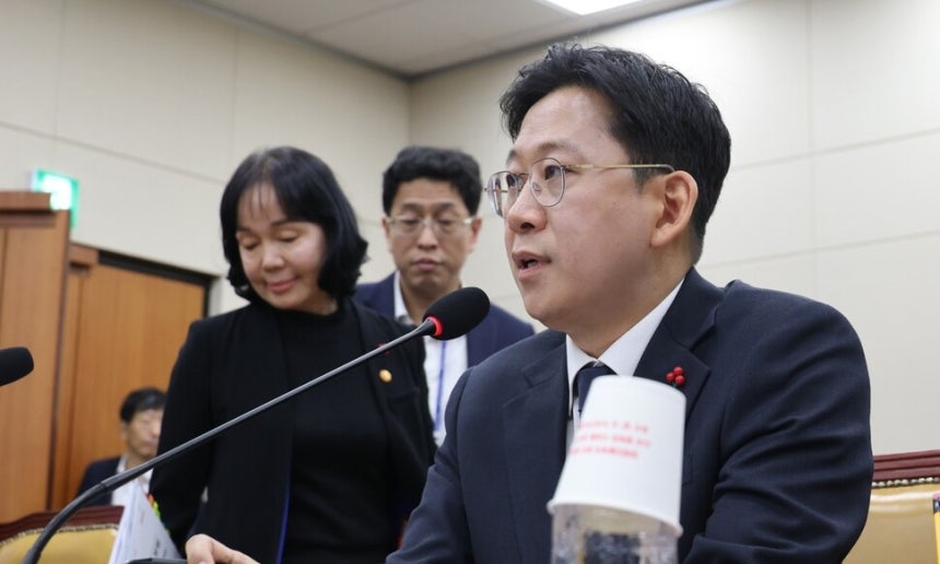 17일 서울 여의도 국회 과학기술정보방송통신위원회에서 열린 쿠팡 침해사고 관련 청문회에 출석한 배경훈 부총리 겸 과학기술정보통신부 장관이 의원들 질의에 답변하고 있다.연합뉴스