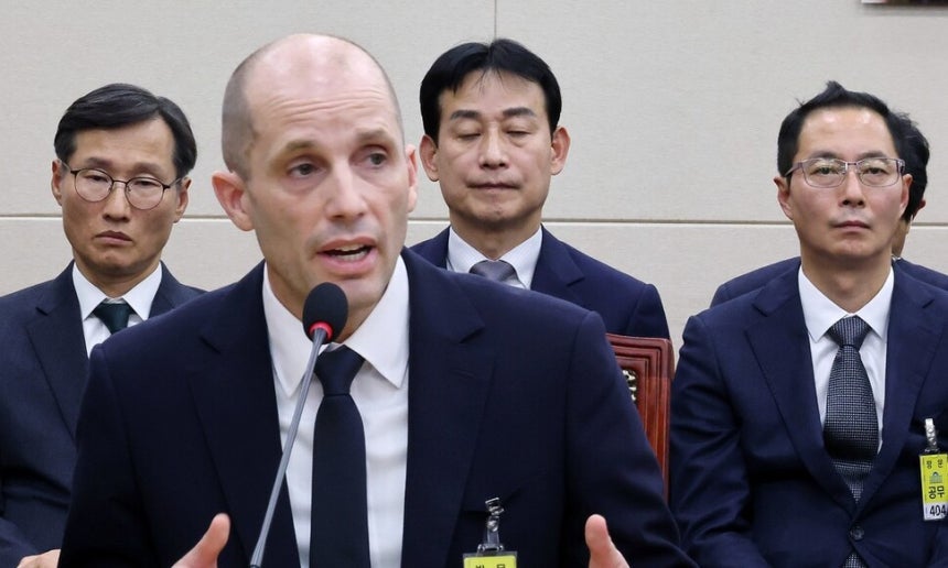 17일 국회 과학기술정보방송통신위원회에서 열린 쿠팡 침해사고 관련 청문회에 증인으로 출석한 해롤드 로저스 쿠팡 대표이사가 의원들 질의에 답변하고 있다.왼쪽부터 조용우 쿠팡 국회·정부 담당 부사장,<a href=