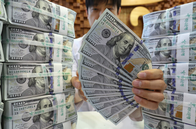 17일 서울 중구 하나은행 위변조대응센터에서 직원이 달러화를 정리하고 있다.연합뉴스
