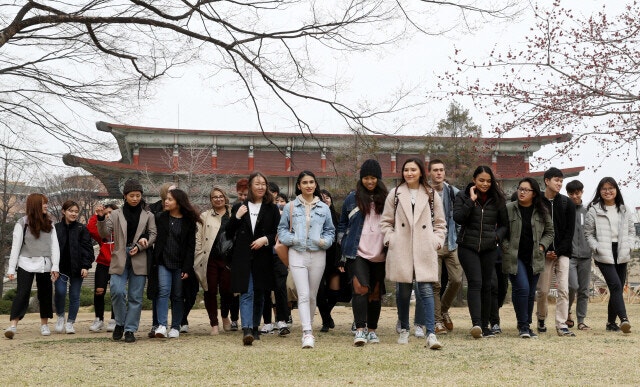 외국인 노동자 110만명 역대 최대…10명 중 1명은 월 200만원 미만