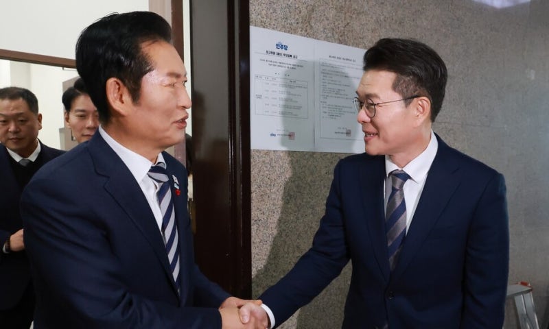 <b>정청래</b> 만난 <b>정원오</b> “먼 길 가기 위한 채비”…서울시장 출마 초읽기