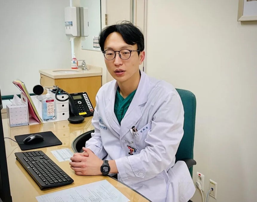 지난 1월 정희원 저속노화연구소 대표가 서울아산병원 재직 당시 건강한겨레와 인터뷰하고 있다. 최지현 객원기자