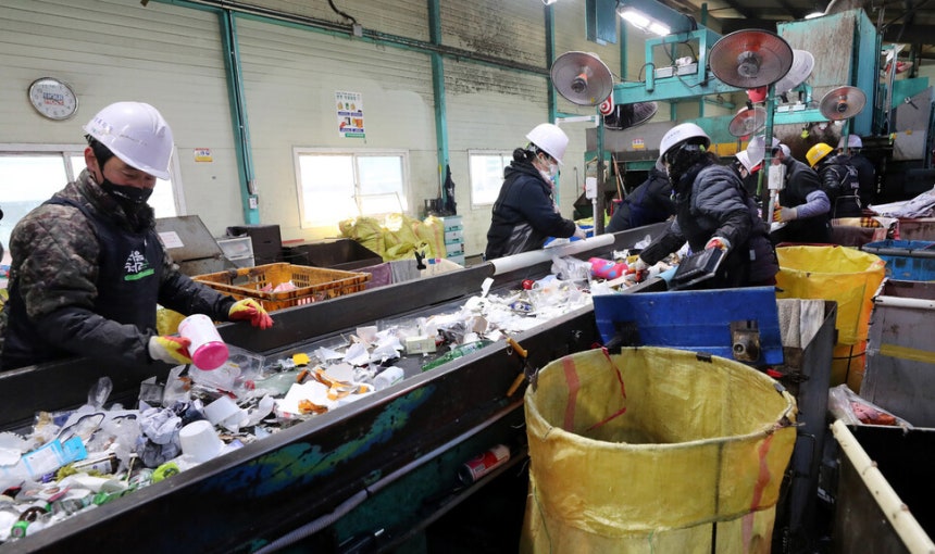 2023년 1월 서울 용산구 재활용 선별장에서 직원들이 설 연휴 동안 들어온 재활용품들 선별 작업을 벌이고 있다.김경호 선임기자 