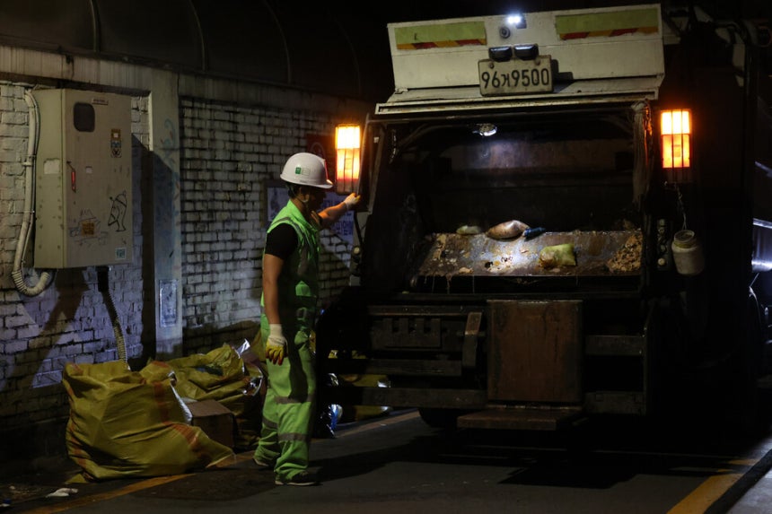 서울 용산구의 청소 노동자로 일하고 있는 신아무개씨가 2023년 7월19일 새벽 용산2가동 일대에서 음식물 쓰레기를 수거하고 있다.김혜윤 기자 