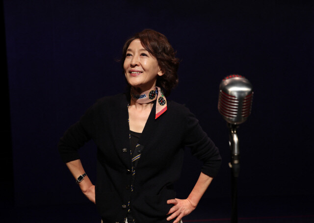 산울림극장 무대에서 포즈를 취한 배우 윤석화.강창광 선임기자 