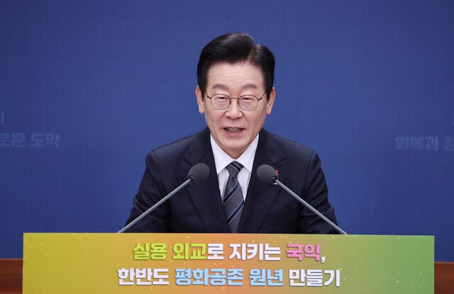 이 대통령 “북 <b>노동신문</b> 공개 제한, <b>국민 의식</b> 수준 폄하하는 것”