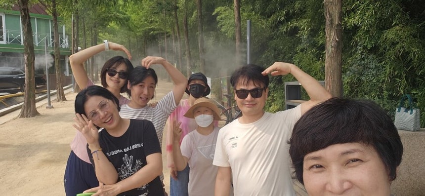 김정훈 원장은 필요하면 자연요법도 적극 활용한다.김 원장(오른쪽 둘째)이 환자들과 함께 맨발걷기를 하다 자세를 취했다.