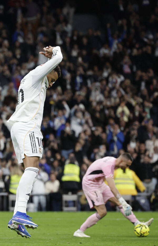 음바페, 한 해 59골 ‘호날두와 동률’…호날두 세리머니로 자축