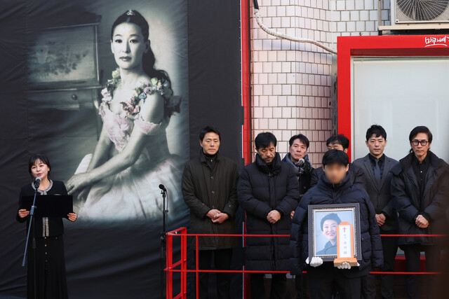 21일 서울 종로구 한예극장 앞에서 배우 윤석화의 노제가 열리고 있다.연합뉴스