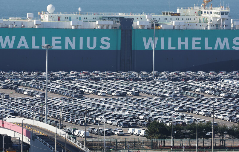 12월 1일 경기도 평택항에 수출용 자동차가 세워져 있는 모습.연합뉴스