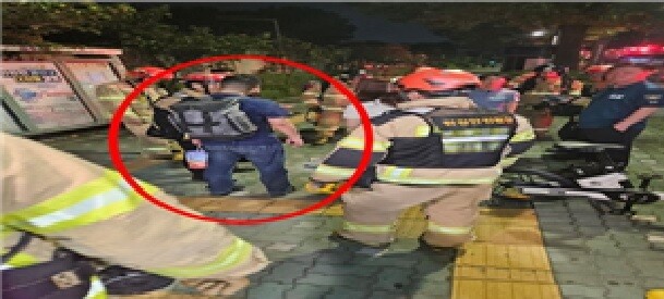 4호선 열차 안에서 발생한 보조 배터리 화재 당시 소화기로 불 끄기에 나선 이우석씨(빨간색 원안)가 소방쪽에 당시 상황을 설명하고 있다.서울교통공사 제공