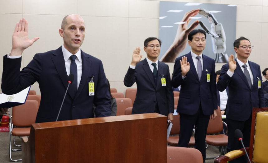 지난 17일 서울 여의도 국회 과학기술정보방송통신위원회에서 열린 쿠팡 개인정보 침해사고 청문회에서 해롤드 로저스 쿠팡 대표이사(왼쪽) 등 증인들이 선서하고 있다.연합뉴스