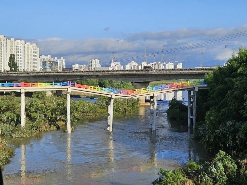 지난 7월21일 울산 중구 다운동의 옛 삼호교 일부가 무너져 내린 모습.이 다리는 폭우의 영향으로 전날 저녁 붕괴됐다.울산시 제공
