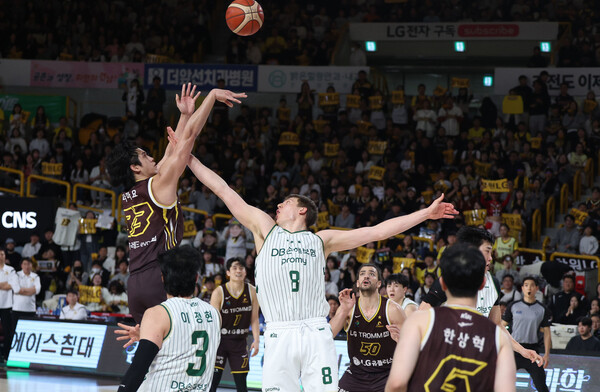 프로농구 엘지 4쿼터 뒷심…타마요 득점포 폭발 ‘안방 역전승’