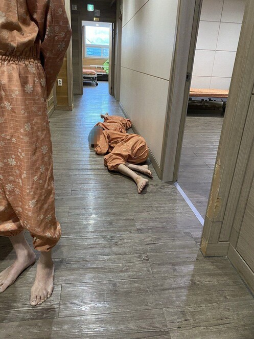 울산 반구대병원 입원실 복도에 환자들이 엎드려 있다.제보자 제공