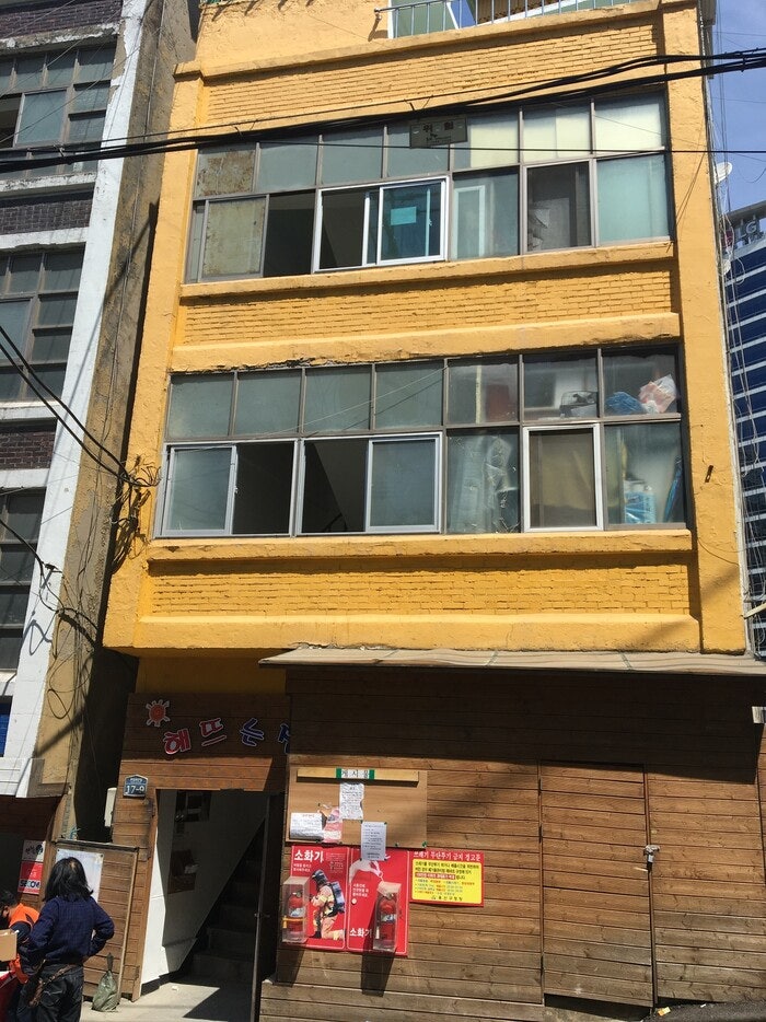 김건희 ‘홍보 사진’ 찍은 노란집…쫓겨난 주민 절반 ‘사망 또는 생사불명’