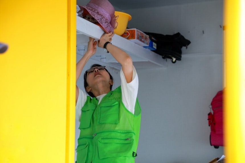 지난해 8월23일 서울시 용산구 동자동 쪽방 건물‘노란집’에서 김건희 여사가 도배 자원봉사를 하고 있다.행복나눔봉사회 블로그 갈무리