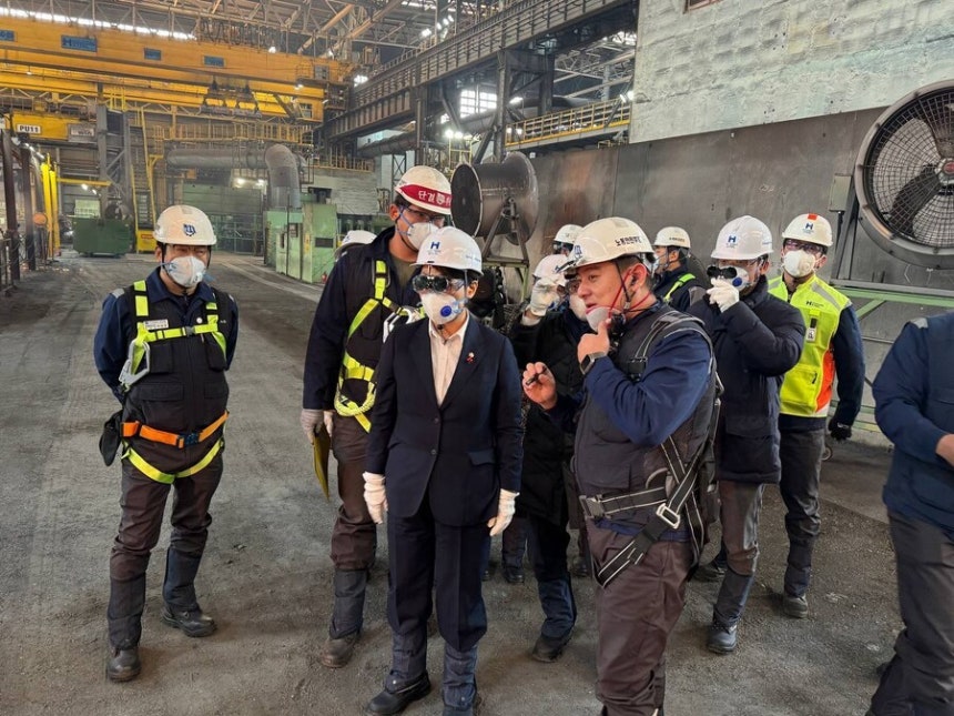 지난 19일 더불어민주당 을지로위원회 소속 의원들이 금속노조 충남지부 현대제철비정규직지회와 함께 현대제철 당진공장 현장 실사에 나선 모습. 금속노조 제공