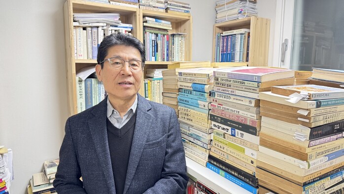 강인철 교수가 인터뷰 뒤 사진을 찍고 있다.강성만 선임기자