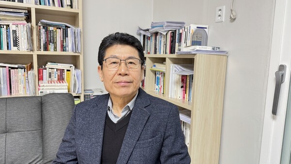 강인철 교수가 인터뷰 뒤 사진을 찍고 있다.강성만 선임기자