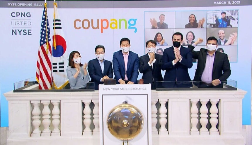 김범석 쿠팡 이사회 의장이 2021년 3월11일(현지시각)뉴욕증권거래소에서 열린 오프닝벨 행사에서 세리머니를 펼치고 있다.뉴욕증권거래소 제공/AP 연합뉴스