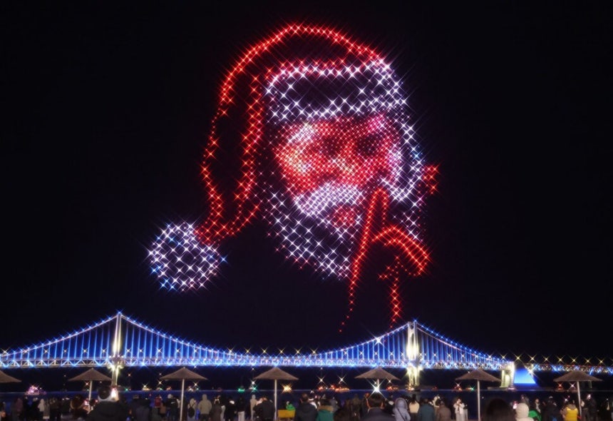 21일 부산 수영구 광안리해수욕장 일원에서‘미리 메리크리스마스’를 주제로 한 광안리 M 드론라이트쇼 특별공연이 펼쳐지고 있다.연합뉴스